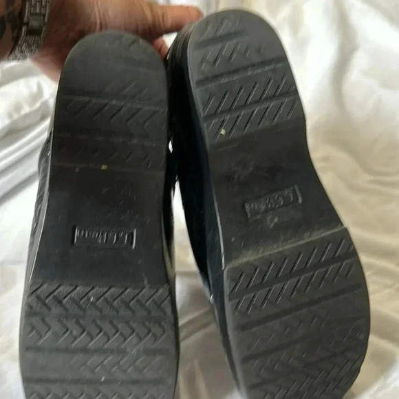 LL Bean Women's Black Leather Slip On Floral Embossed Nursing Work Clogs 9 M - Picture 5 of 7